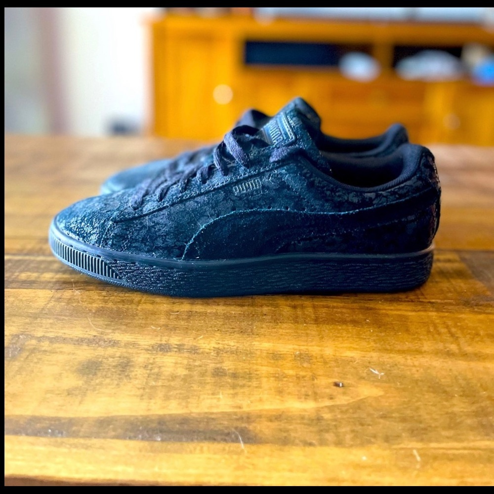Puma Suede Tenis shoes Remaster. Size 7